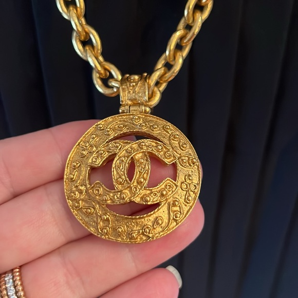 CHANEL NECKLACE - Picture 2 of 4